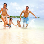 photodune-454379-happy-family-on-vacation-m